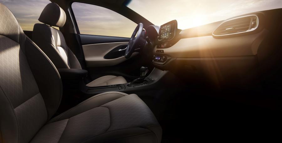 Интерьер Hyundai Elantra GT 2017 года  (фото 2 из 16)